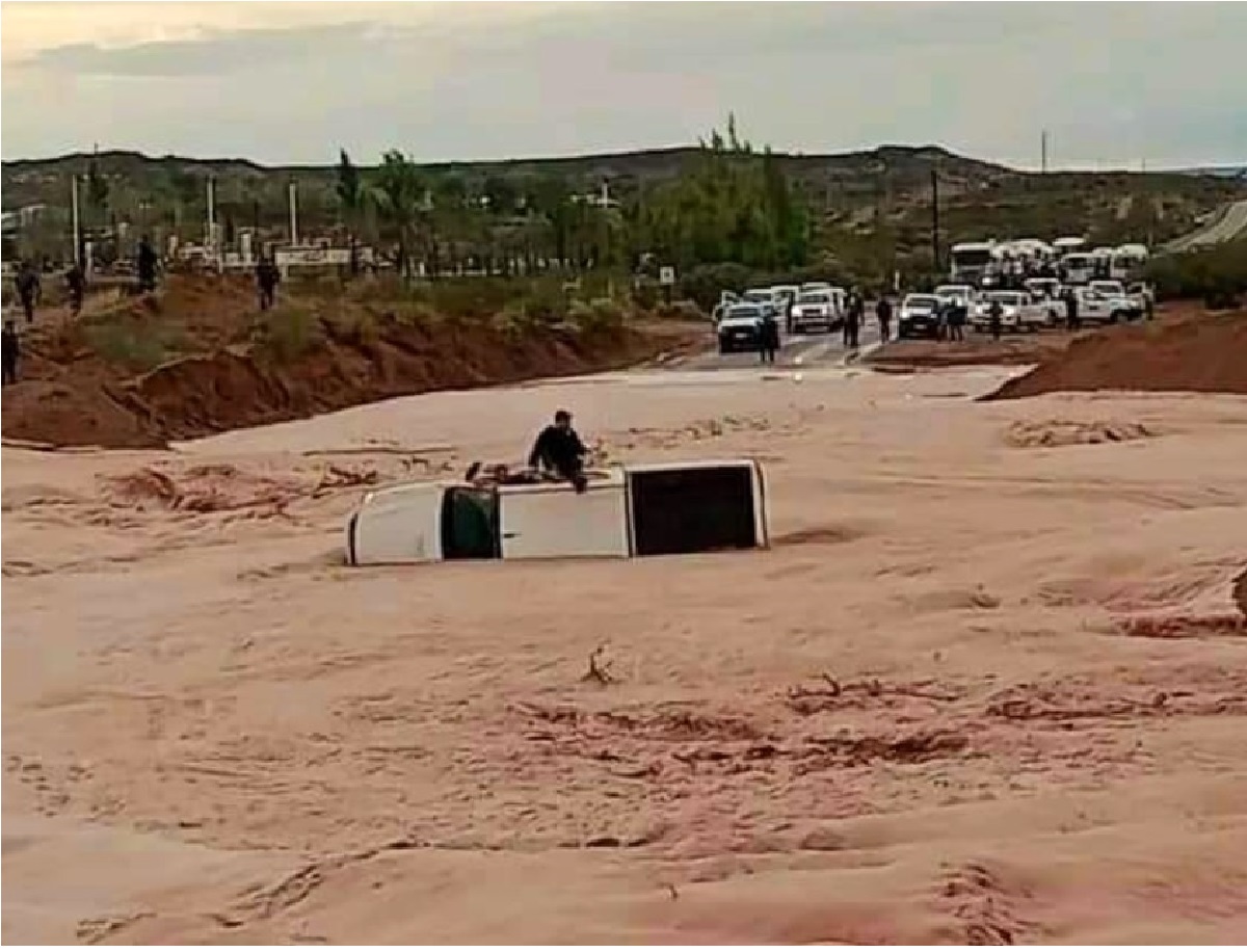 Dos petroleros intentaron cruzar el cañadón y debieron ser asistidos. Foto: Gentileza