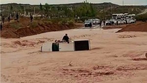 Video: el dramático rescate de dos petroleros atrapados por la tormenta en Rincón de los Sauces