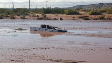 Así quedó la camioneta que fue arrastrada por el agua en Desfiladero Bayo. 