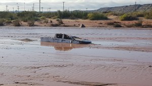Cómo sigue la tormenta en Neuquén: rutas cortadas y una camioneta arrastrada por el agua