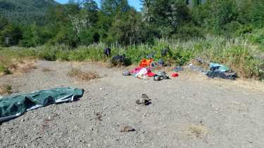 Basura en cualquier lado. es la postal con la que se encuentran los guardaparques en  el parque Nahuel Huapi. Foto: Gentileza