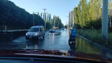 El caño se rompió en la calle Obrero Argentino e inundó la calle. Foto: Gentileza. 
