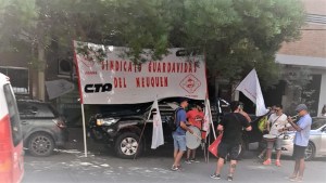 Guardavidas con un reclamo que involucra al sindicato de Petroleros en Neuquén