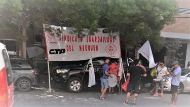 Los guardavidas se organizaron para reclamar frente a la empresa que, aseguran, despidió a uno de los trabajadores en represalia. 