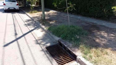 Los vecinos no aguantan el olor que sale de las bocas de tormenta, en Violeta Parra y Belgrano. Foto: Yamil Regules.