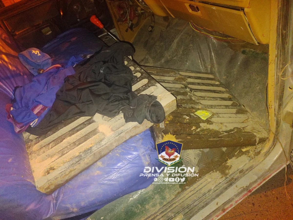 En la camioneta había dos rejillas sumideros y varias herramientas. Foto: Policía de Neuquén