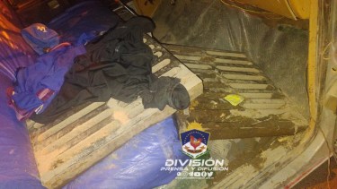 En la camioneta había dos rejillas sumideros y varias herramientas. Foto: Policía de Neuquén