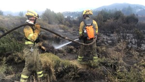 El intenso viento complicó por unas horas un incendio forestal cerca de barrios de Bariloche
