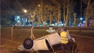 Volcó y le dio positivo el test de alcoholemia: el que lo fue a buscar también iba borracho 