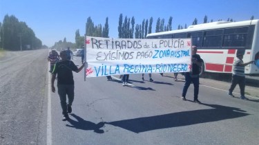 Los ex uniformados caminaron sobre Ruta 22. (Foto: gentileza)