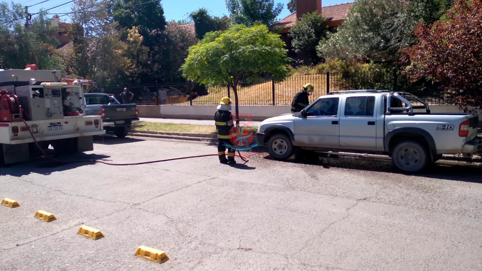 Bomberos evitaron que se propague el incendio de una camioneta s10. Foto: Prensa Bomberos Voluntarios