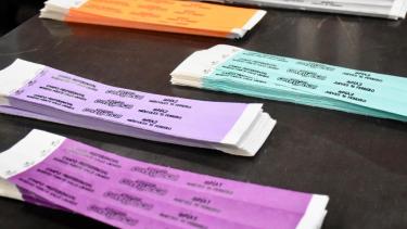 Así son las pulseras de la Fiesta de la Confluencia 2023. Foto gentileza. 