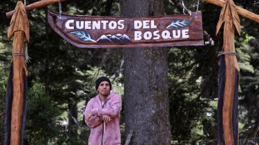 Lucas Quintupuray, además de escultor en maderas es el "Longko". Foto: Alejandra Bartoliche.