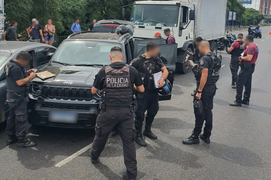 Tras 5 kilómetros de persecución, efectivos lograron detener al conductor de una camioneta con pedido de secuestro. Foto Policía de la Ciudad.
