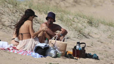 Zaira Nara fue fotografiada en Punta del este junto al polista Facundo Pieres. 
