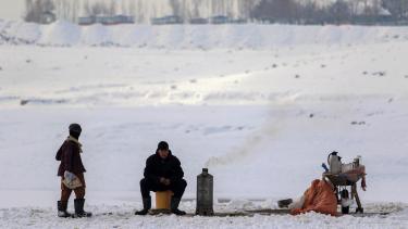 Kabul (Afghanistan), 23/01/2023.- Afghan man sells traditional tea in Kabul, Afghanistan, 23 January 2023. At least 104 people have been killed in Afghanistan by a powerful cold wave and flash floods in recent weeks, according to the disaster management ministry. Extremely low temperatures, with the minimum dropping to -20 degrees Celsius, and widespread snowfall in large parts of the country including the capital has also resulted in the death of around 70,000 head of cattle. (Inundaciones, Afganistán) EFE/EPA/STRINGER