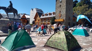 Retirados de la Policía reclaman la Zona Austral  con carpas en el Centro Cívico de Bariloche