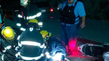 Un motociclista atropelló a dos personas y todos fueron trasladados al hospital. Foto: https://www.facebook.com/CentenarioDigital