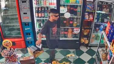 El ladrón fue captado por las cámaras del kiosko donde robó las películas. Foto Captura.