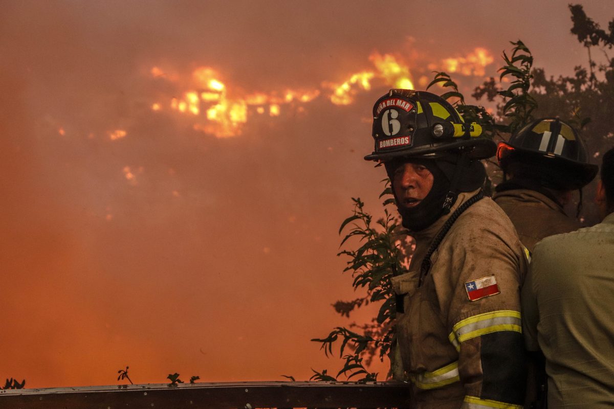 La Conaf, Bomberos y el Sistema Nacional de Prevención y Respuesta ante Desastres (Sinapred) están trabajando para contener los incendios en Chile. Foto Agencia Uno.
