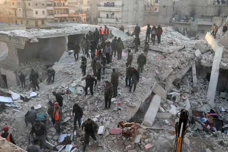 En esta imagen proporcionada por la Agencia de Noticias Hawar, un medio kurdo, personal de defensa civil y civiles trabajan en los restos de un edificio destruido en el vecindario de Sheikh Maksoud en Alepo, Siria. (Agencia de Noticias Hawar via AP)
