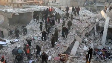 En esta imagen proporcionada por la Agencia de Noticias Hawar, un medio kurdo, personal de defensa civil y civiles trabajan en los restos de un edificio destruido en el vecindario de Sheikh Maksoud en Alepo, Siria. (Agencia de Noticias Hawar via AP)
