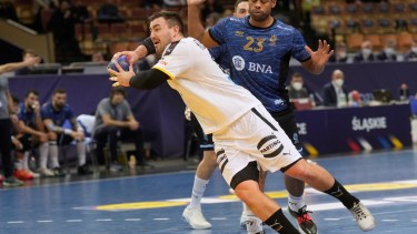 James Parker no puede contener a uno de los atacantes alemanes. Foto: AP 