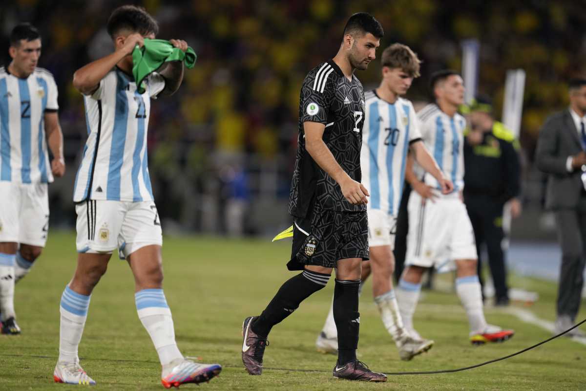 El arquero Herrera cometió un grave error y Argentina quedó afuera contra Colombia. (AP Photo/Fernando Vergara)