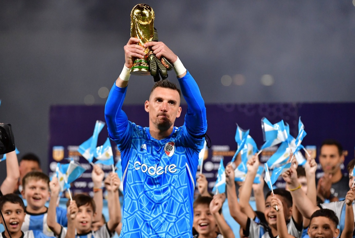 Armani levanta la Copa del Mundo en Santiago del Estero, donde fue recibido con mucho cariño. 