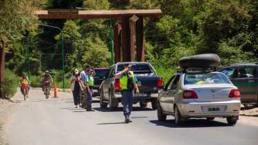 Yuco: cuántas multas se hicieron por estacionar en la ruta 48 de Neuquén para ir al caribe de la Patagonia