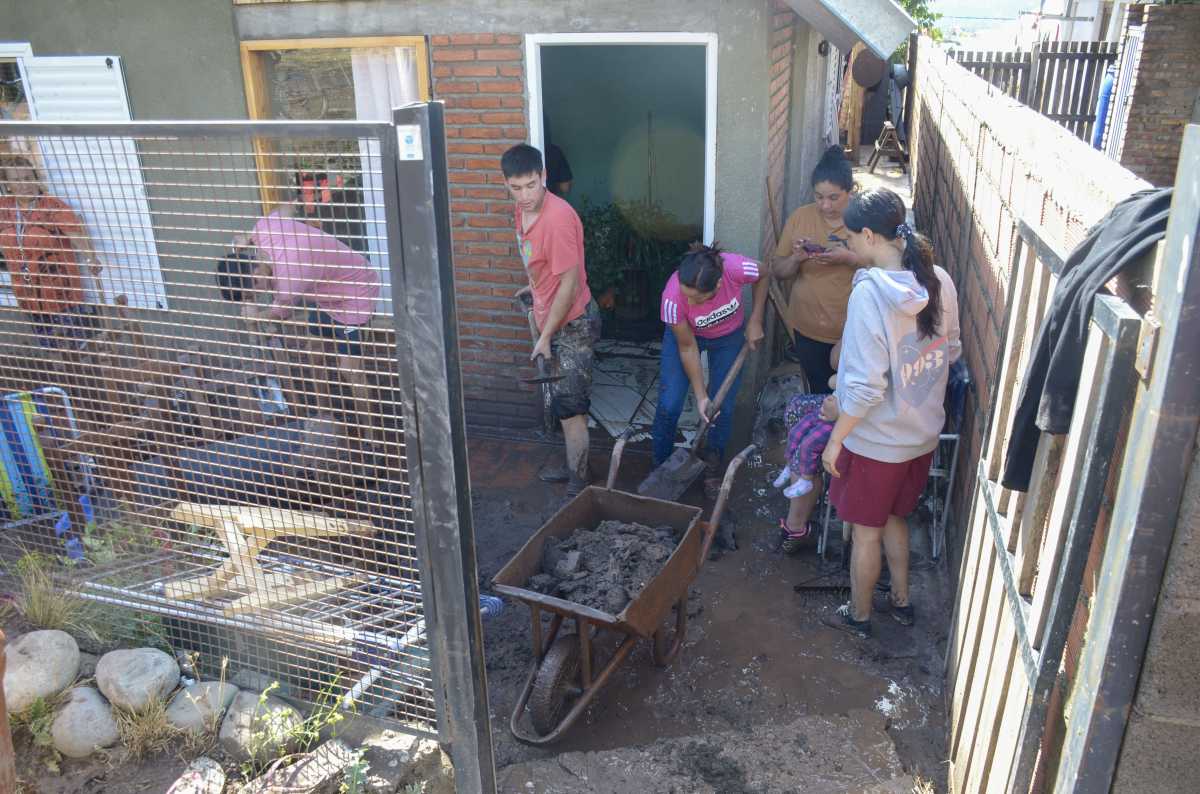 La lluvia provocó el desplazamiento de barro sobre una vivienda entre los barrios 85 y 108 viviendas de San Martín de los Andes. (Fotos: Patricio Rodríguez)