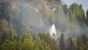 Ardua lucha para contener un importante incendio forestal al norte de San Martín de los Andes