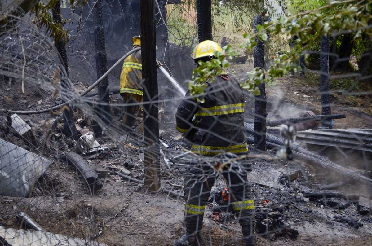 Medios áreas y terrestres se debieron desplegar para contener el fuego. (Fotos: Patricio Rodríguez)