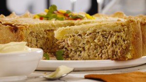 Tarta de atún con masa casera en capas