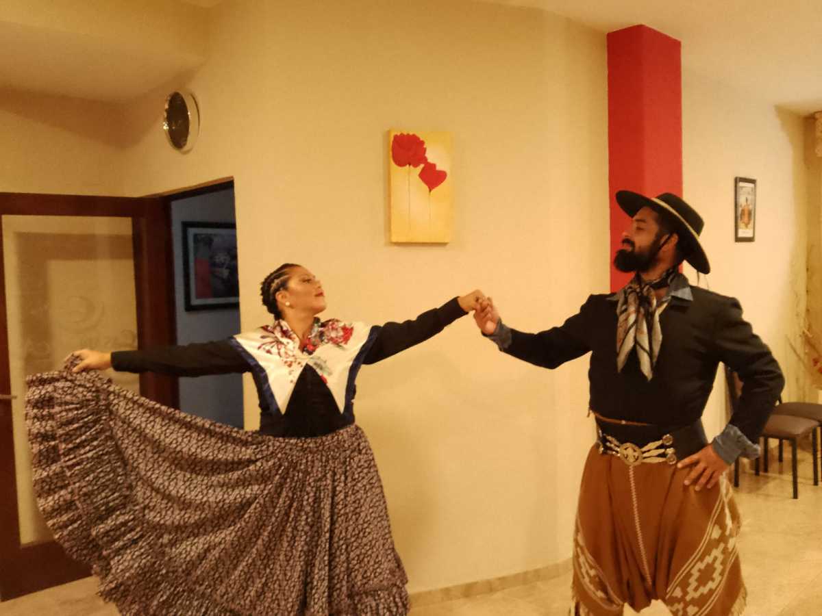 Los bailarines del semáforo de Roca, Patricio y Carolina, bailaron en el festival de Cosquín. Foto: gentileza