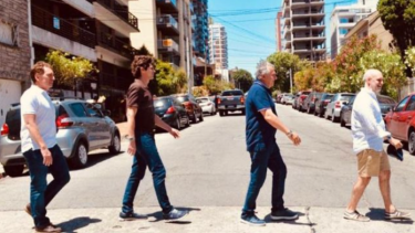 Horacio Rodríguez Larreta, Gerardo Morales, Martín Lousteau y Diego Santilli imitando a The Beatles. Foto: Gentileza Twitter @GugaLusto