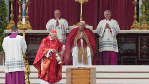 El papa despide a Benedicto XVI como un «pastor» que tuvo «sabiduría, delicadeza y entrega»