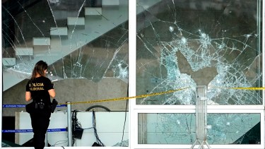 Los daños producidos por los seguidores de Bolsonaro. Una perito examina un edificio gubernamental.