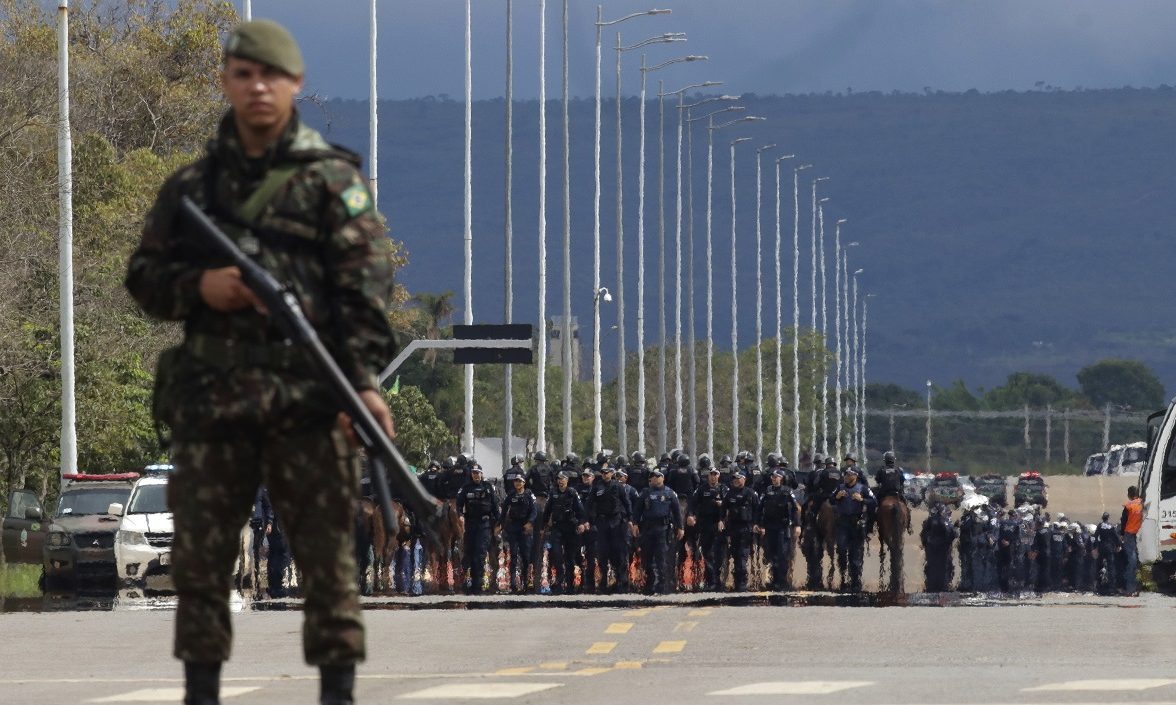 Las fuerzas de seguridad avanzaron sobre el campamento de seguidores de Bolsonaro.