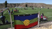 Imagen de Gutiérrez inauguró la primera cancha de césped sintético en territorio mapuche de Neuquén