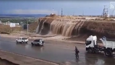 La lluvia no perdonó a Vaca Muerta y creó una "catarata" en Añelo. Foto: Gentileza