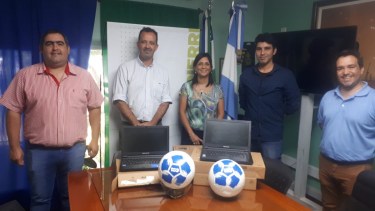 Se entregaron ocho notebooks y un stock de pelotas. Foto: Gentileza.