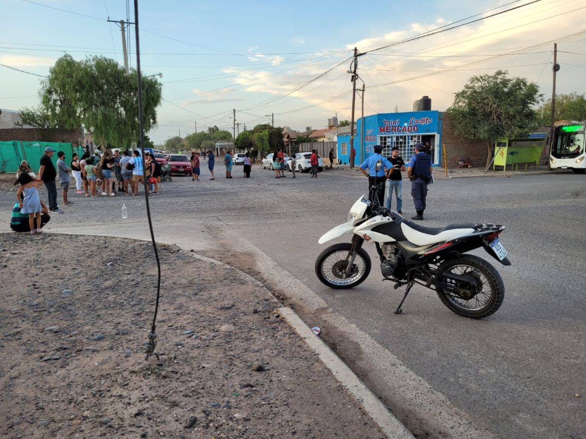Vecinos de Vista Hermosa de Centenario retuvieron un colectivo. Foto: Gentileza