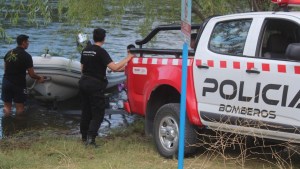 Buscan a un joven que intentó cruzar el río a nado y desapareció, en Centenario