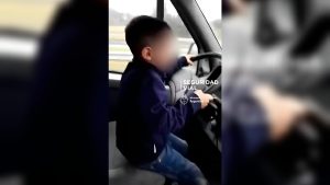 Obligó a su hijo de 7 años a manejar sobre la autopista y generó indignación en las redes