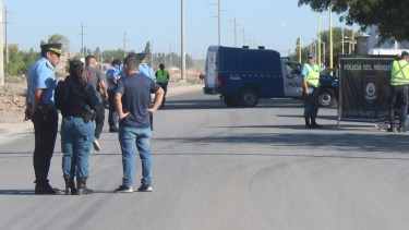 Vecinos intentaron reanimar al ciclista, pero no pudieron. Foto: Centenario Digital