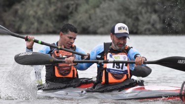Daniel y su dupla, guía y amigo Jorge Solana, llegando al balneario de Conesa. (Foto/Jorge Tanos)