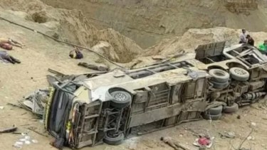 El colectivo dio varios tumbos y varios fallecidos salieron despedidos por las ventanillas.