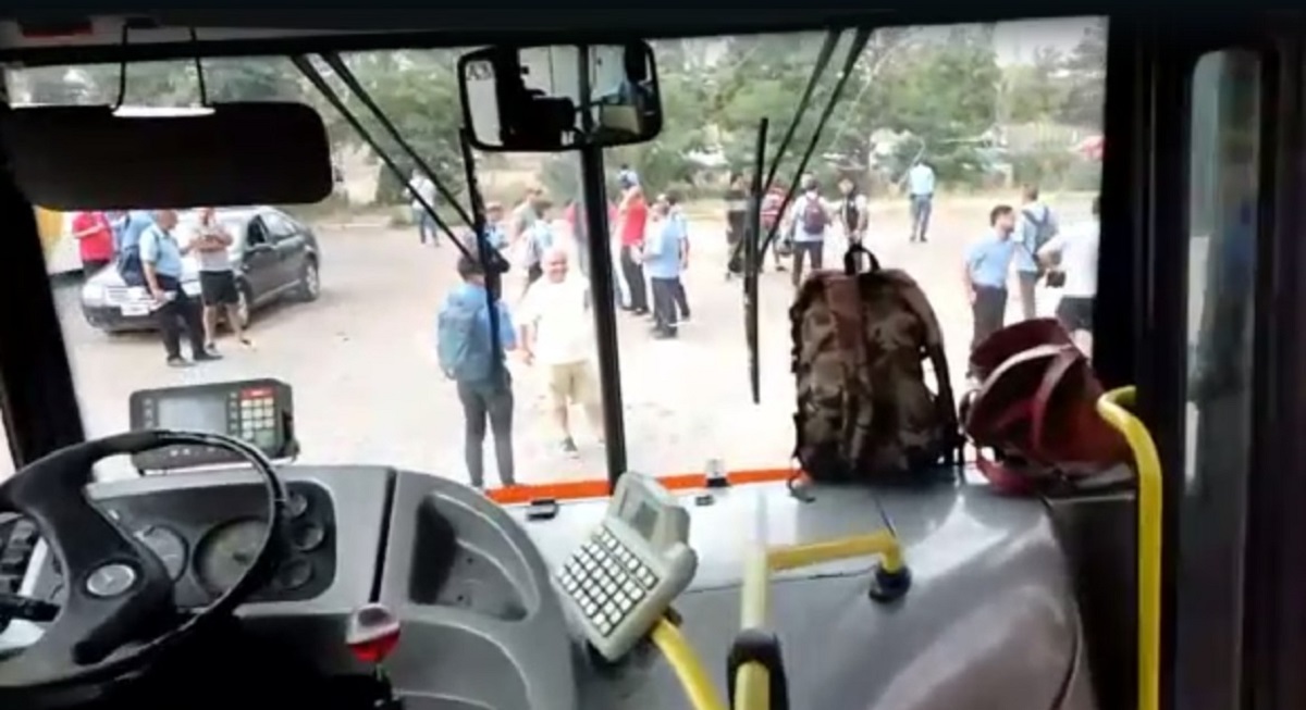 Choferes de colectivos en Neuquén reclaman seguridad y bloquean la base de Autobuses Neuquén 