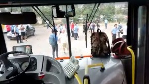 Choferes de colectivos reclaman seguridad y bloquean la base de Autobuses Neuquén